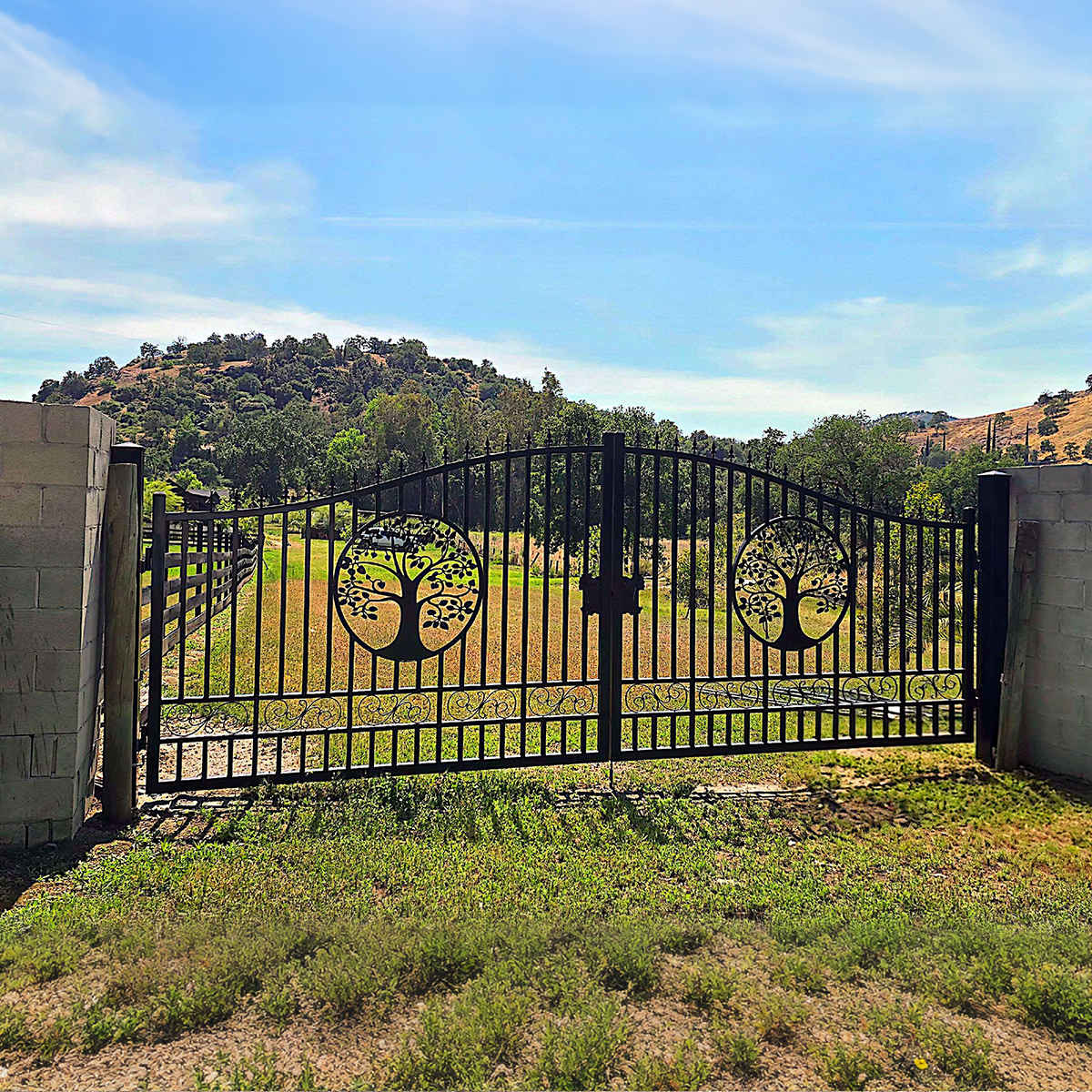 20' × 8' Steel Dual-Swing Driveway Gate with Deer Motif – Black